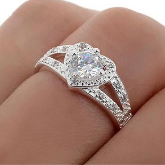 Gorgeous Crystal Heart 925 Sterling Silver ring - Picture 6 of 9